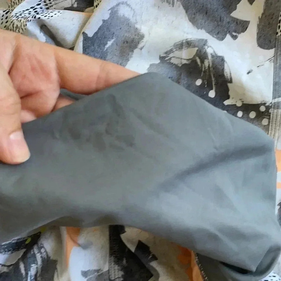 Lululemon Mini Art Pop White Multi Slate Om Crop Sz 6 - Picture 9 of 12